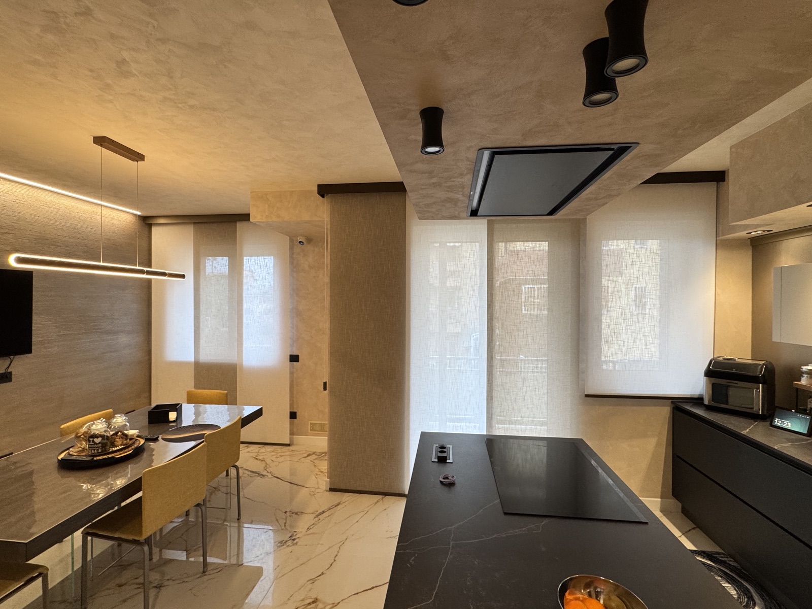 Tende su misura in una cucina moderna
